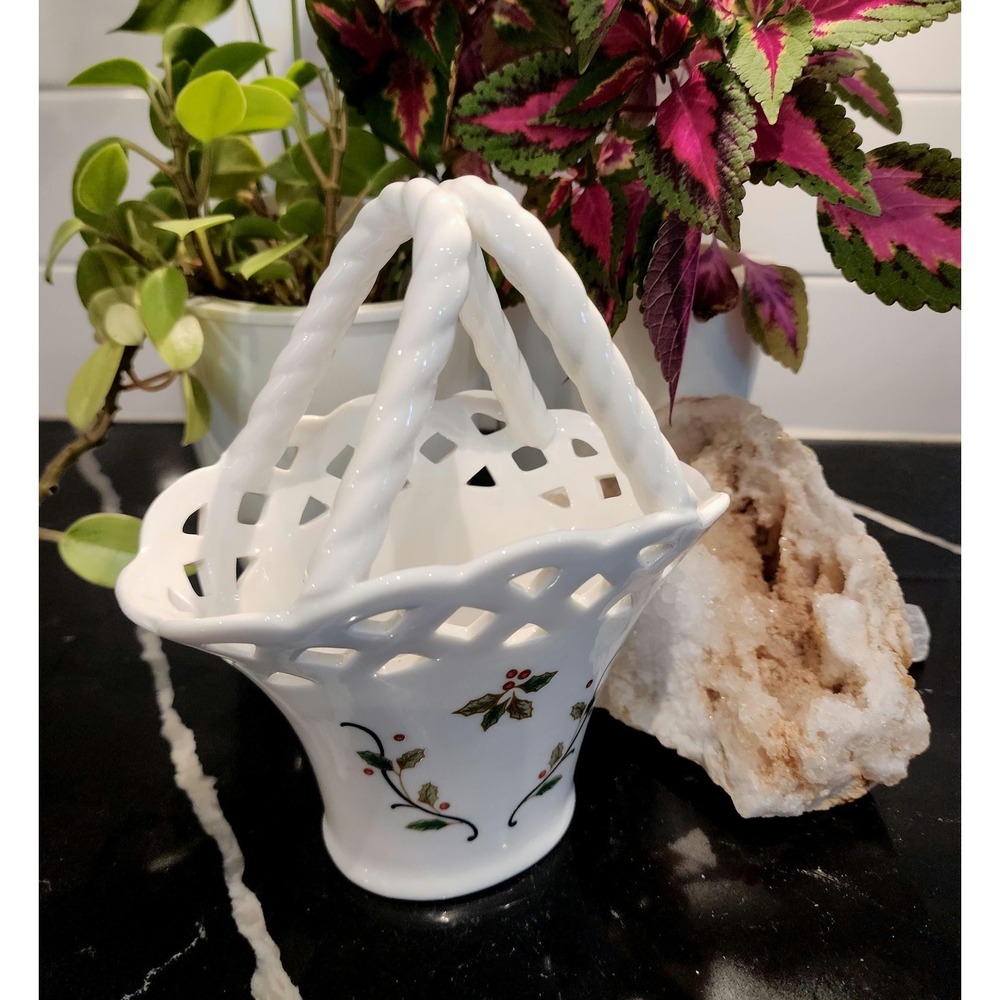 Mikasa Holiday Lace Basket Vintage Porcelain Christmas Centerpiece RL050 White - Picture 3 of 3